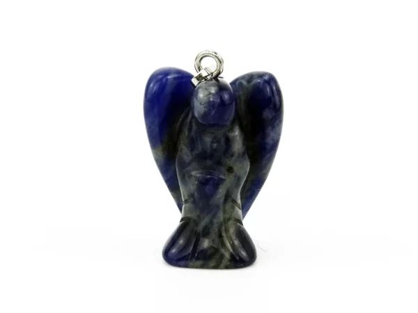 Ciondolo Angelo in Sodalite in vista frontale con superficie lucida blu scuro e occhiello color argento