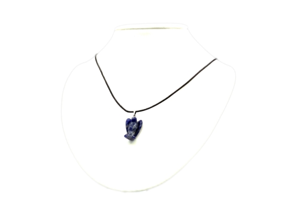 Ciondolo Angelo in Sodalite su collana nera come vista indossata su un busto bianco