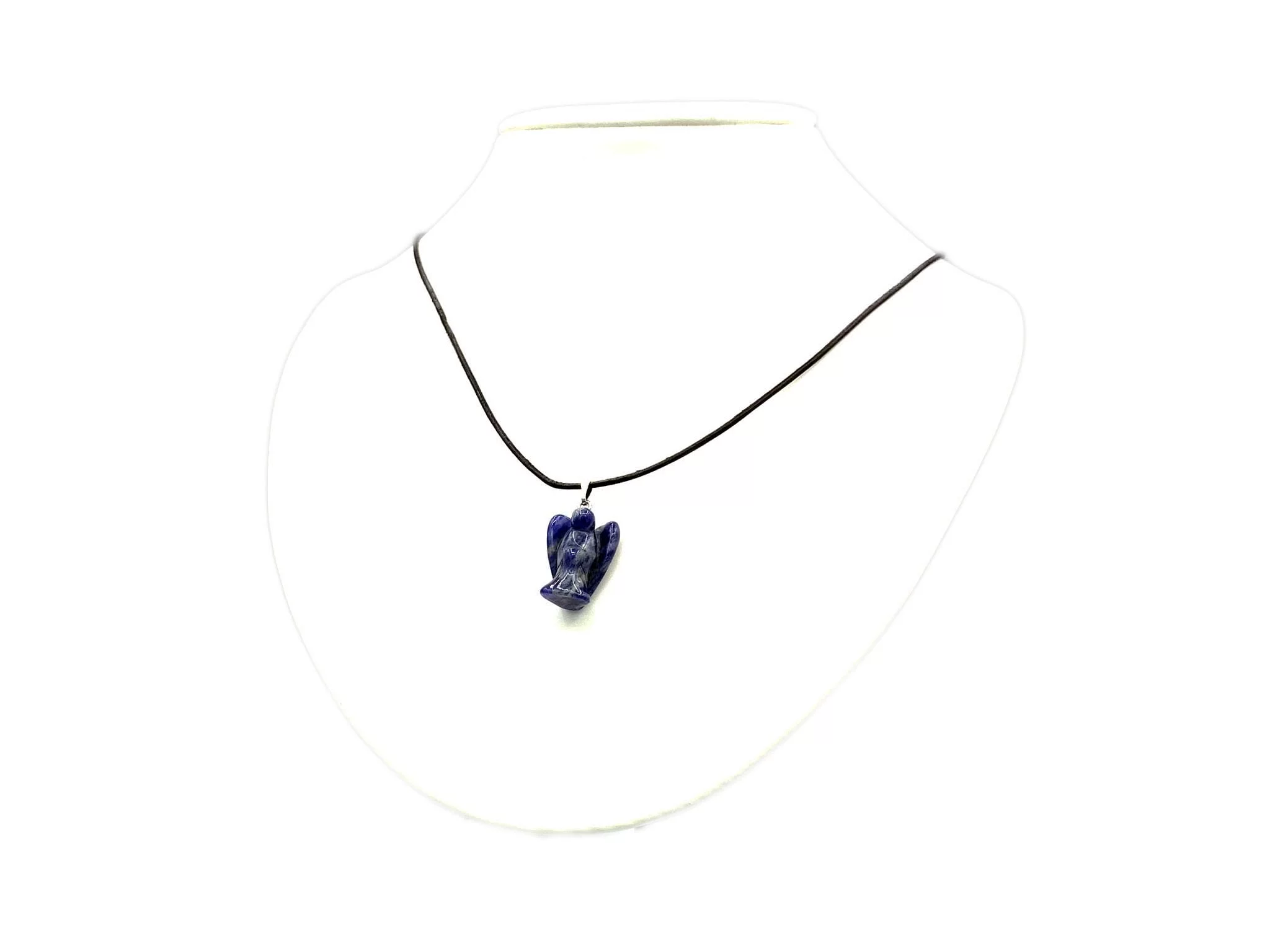 Ciondolo Angelo in Sodalite su collana nera come vista indossata su un busto bianco