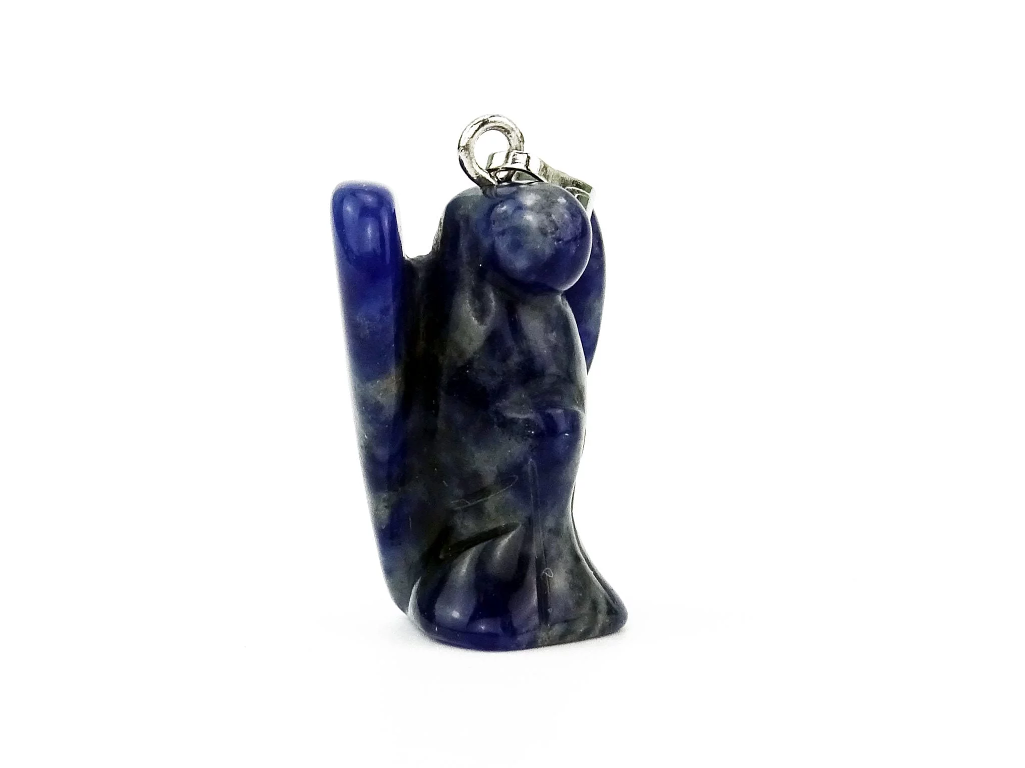 Ciondolo Angelo in Sodalite in vista laterale di dettaglio con venature di pietra naturale blu scuro