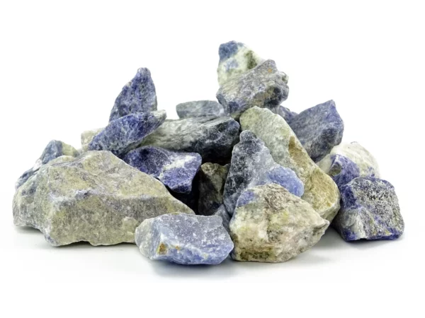 Pietre per acqua di sodalite come un mucchio di pietre naturali irregolari blu e grigio-verdastre su sfondo bianco