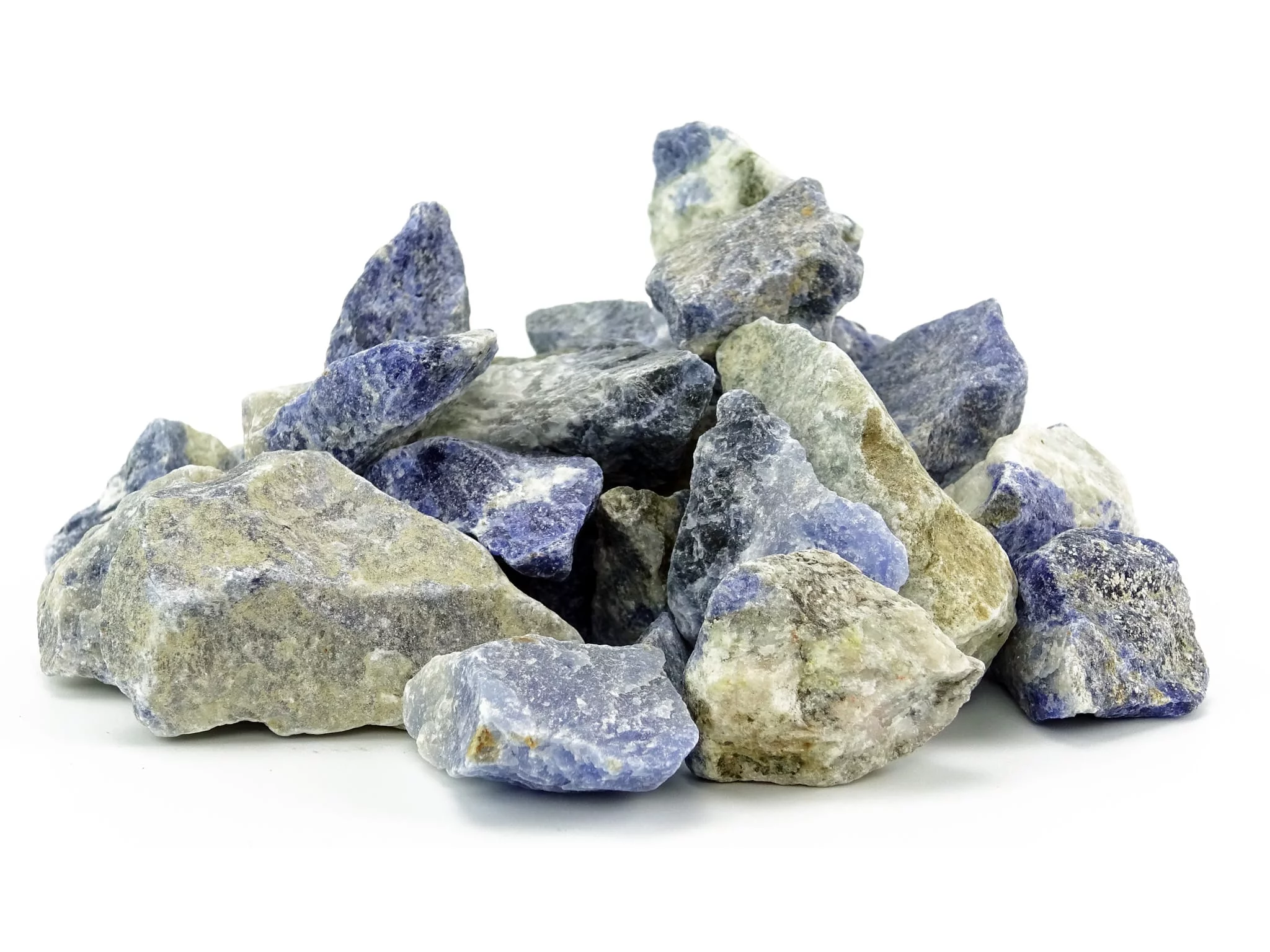Pietre per acqua di sodalite come un mucchio di pietre naturali irregolari blu e grigio-verdastre su sfondo bianco