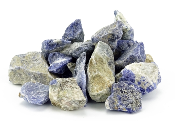 Pietre decorative di sodalite in primo piano con superfici ruvide blu-bianche e grigio-verdastre