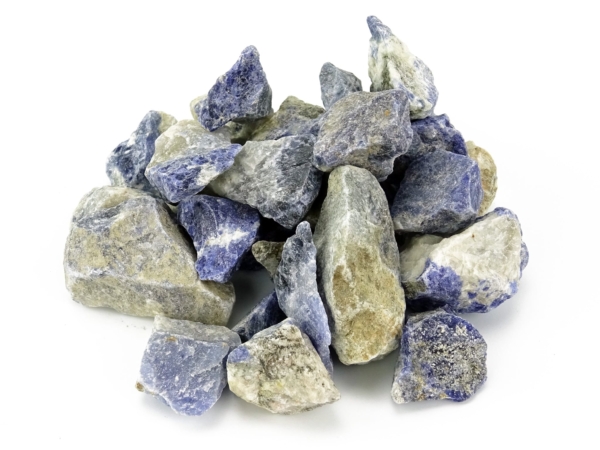 Pietre per acqua di sodalite in pietra naturale in una vista alternativa su sfondo bianco