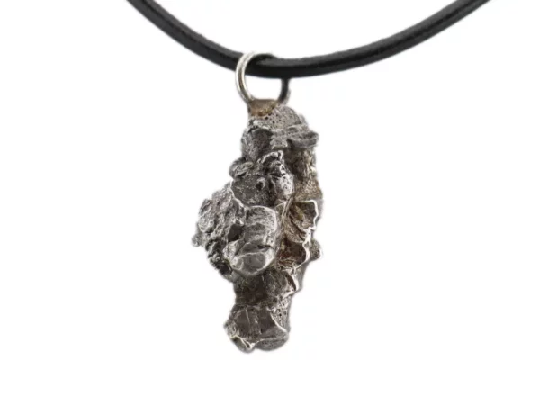 Pendentif en météorite Campo del Cielo avec collier noir, vue rapprochée de face