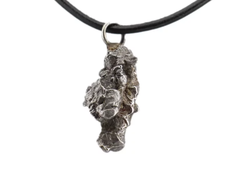 Ciondolo meteorite Campo del Cielo con collana nera in primo piano frontale