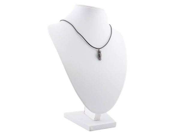 Pendentif en météorite Campo del Cielo sur collier noir, sur présentoir à bijoux blanc