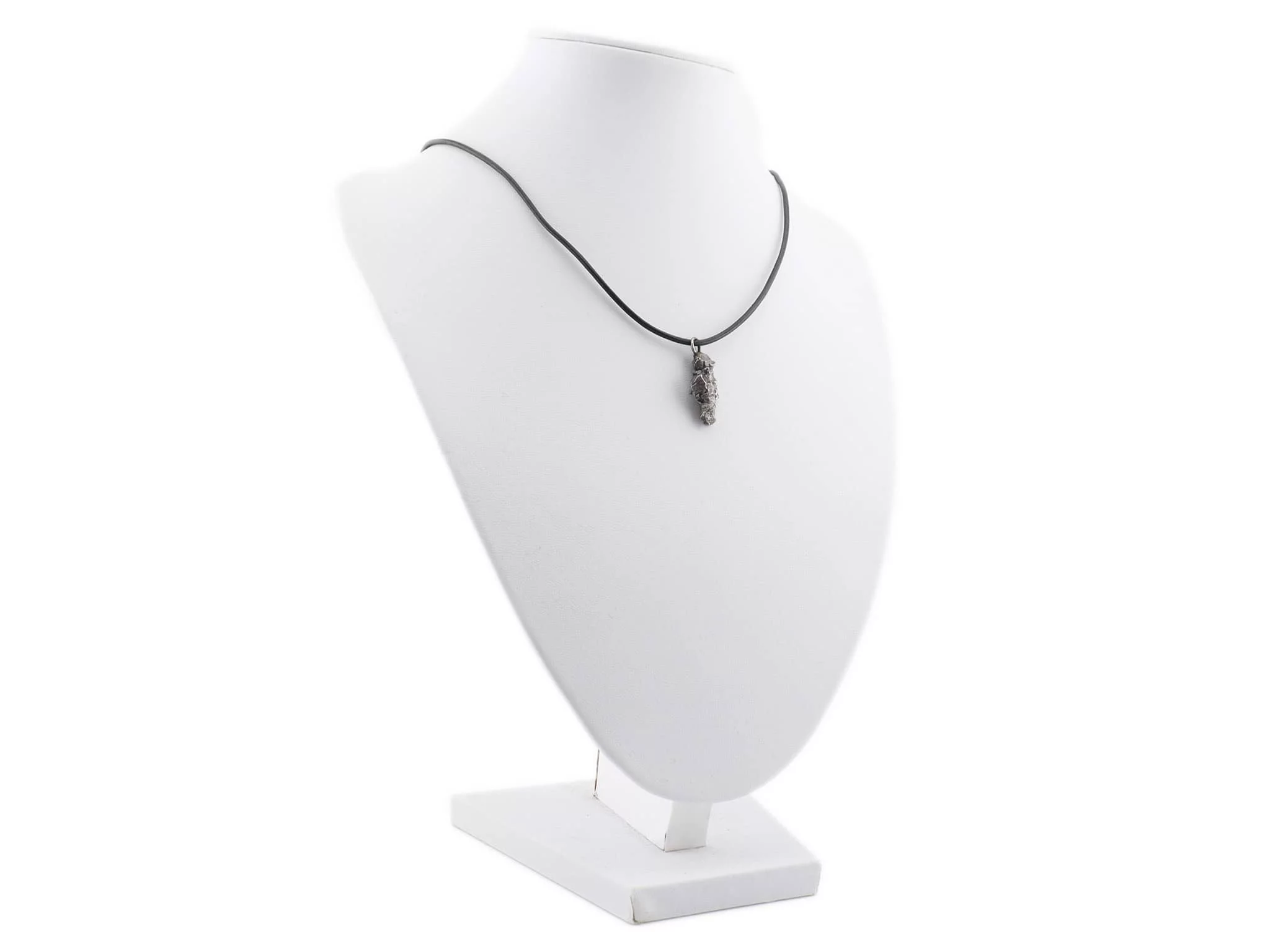Pendentif en météorite Campo del Cielo sur collier noir, sur présentoir à bijoux blanc