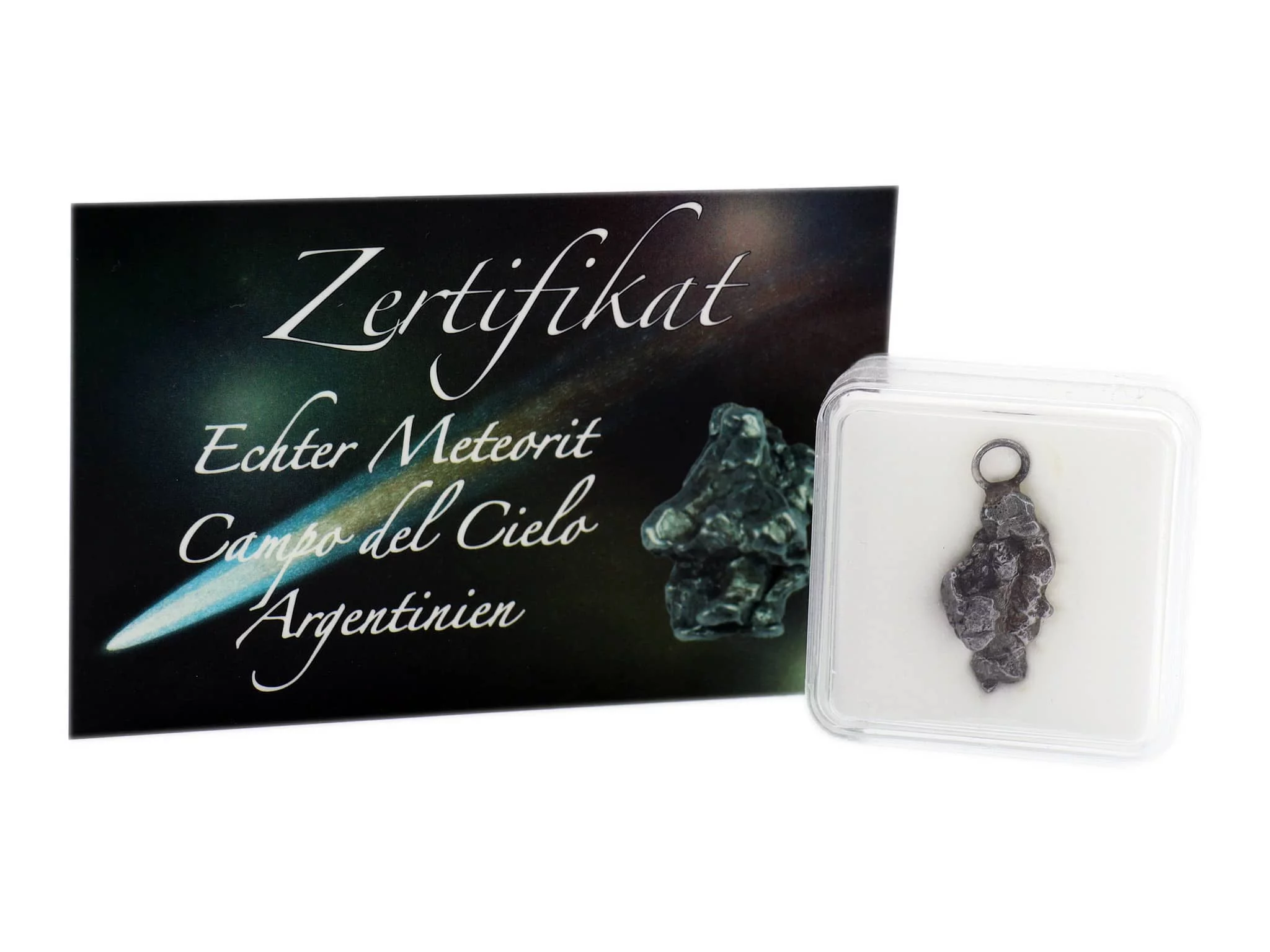 Pendentif en météorite Campo del Cielo dans une boîte transparente, à côté du certificat d’authenticité
