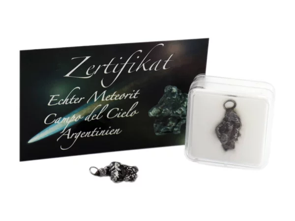 Campo del Cielo Meteorit Anhänger mit Zertifikatkarte, transparenter Box und Rohstück
