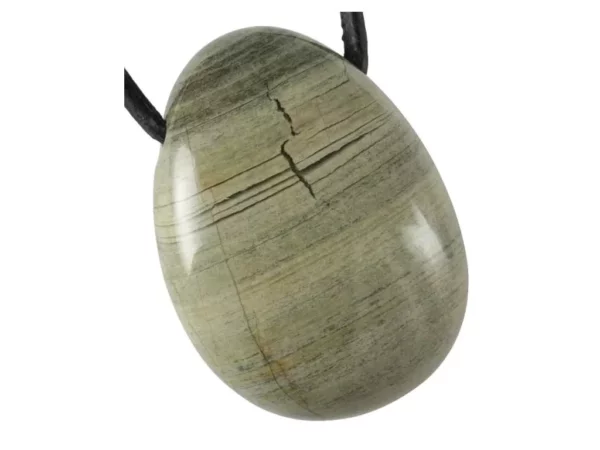 Pendentif en jaspe rayé avec motifs rayés verdâtre-beige et cordon noir sur fond blanc