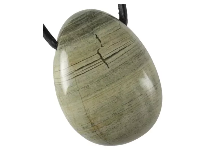 Pendentif en jaspe rayé avec motifs rayés verdâtre-beige et cordon noir sur fond blanc