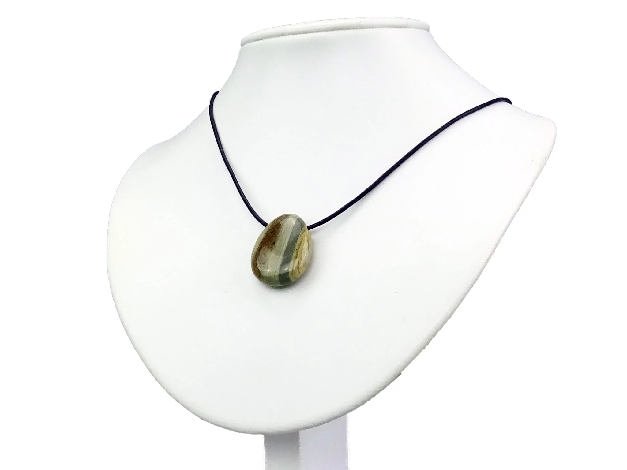 Pendentif en jaspe rayé comme collier sur buste à bijoux blanc avec cordon noir