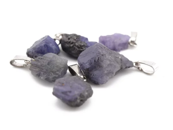 Tansanit Rohstein Anhänger in verschiedenen blauvioletten Formen mit silbernen Ösen