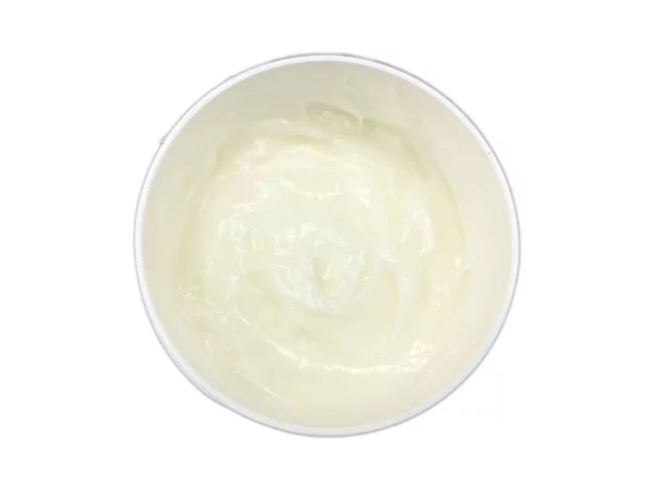 Tigergras-Hautpflegecreme als glänzende, hellgelbliche Creme im geöffneten Tiegel von oben