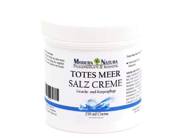 Totes Meer Salz Creme in weisser Kunststoffdose mit blauem Etikett auf weissem Hintergrund