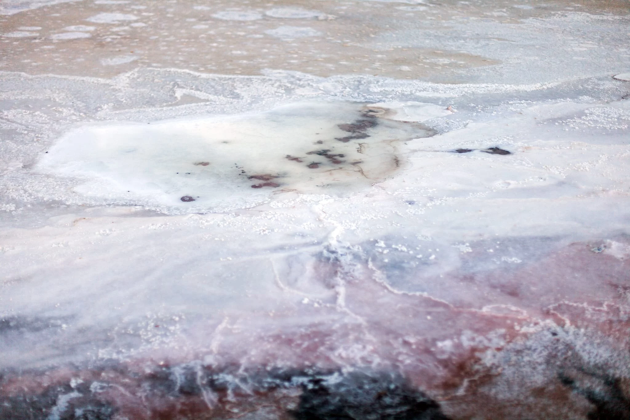 Totes Meer Salz Creme mit salzhaltiger Uferlandschaft und hellen Salzablagerungen