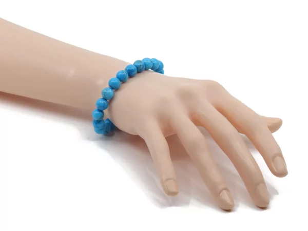 Türkenit Edelsteinarmband als Trageansicht am Handgelenk mit leuchtend blauen Kugelsteinen