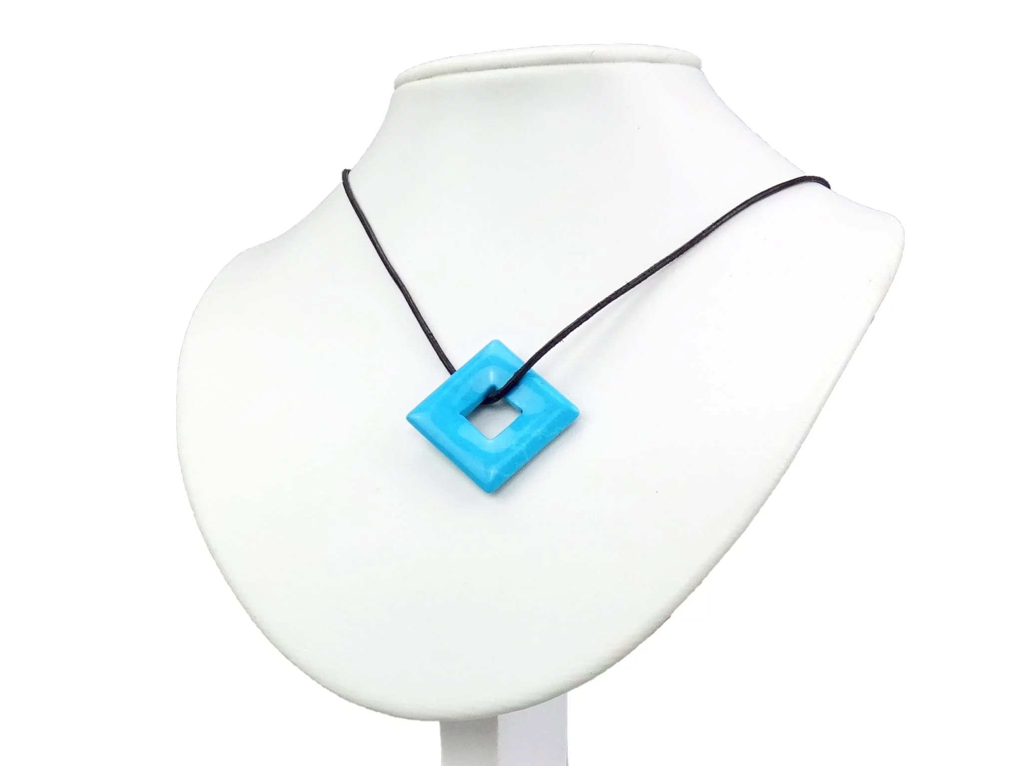 Pendentif turkénite Square Donut porté sur collier noir, sur buste blanc