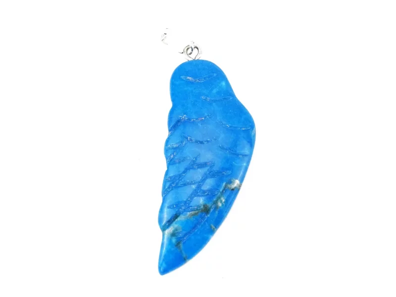 Türkenit Engelflügel Anhänger in kräftigem Blau mit silberfarbener Öse vor weissem Hintergrund
