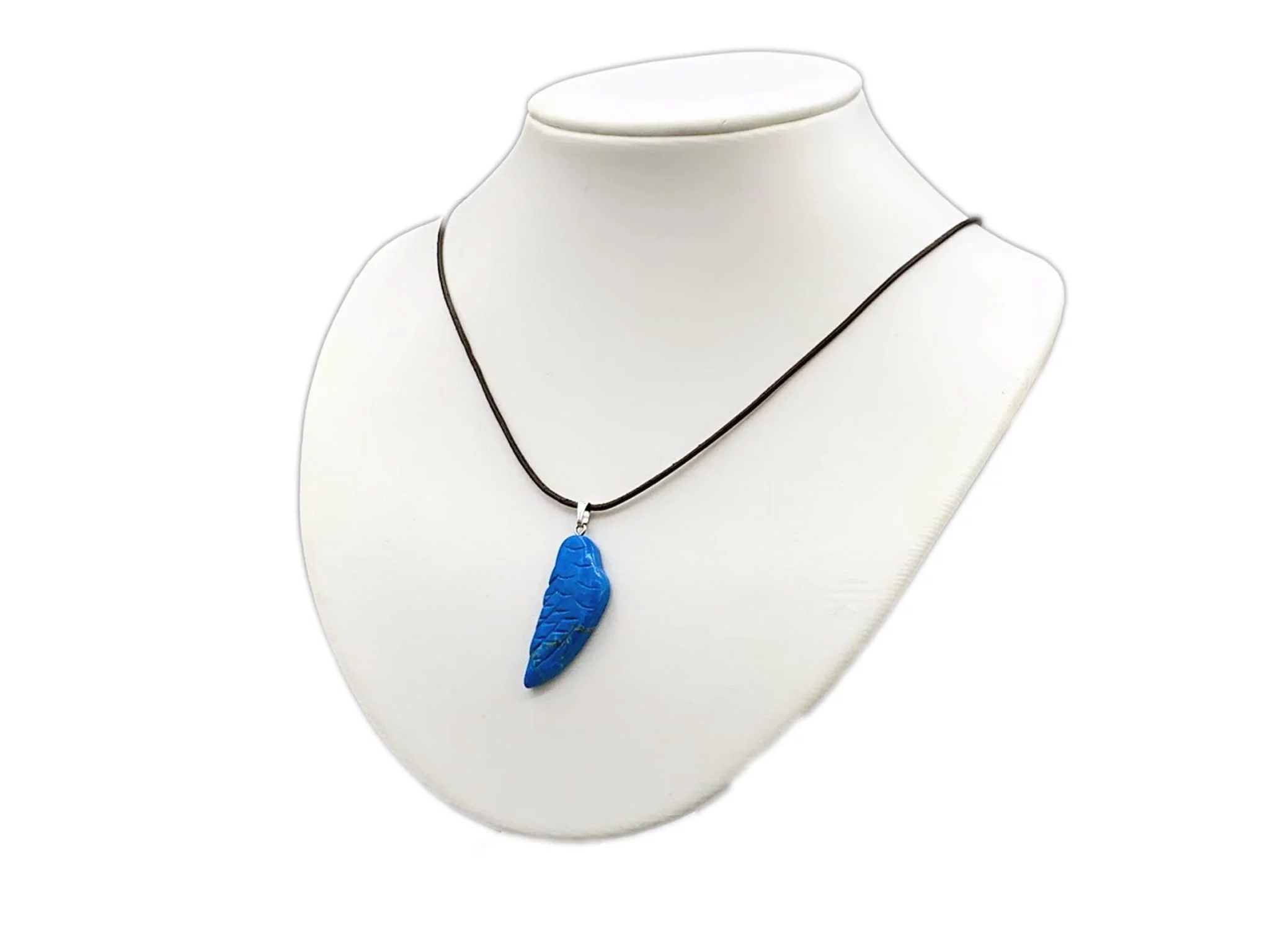 Pendentif ailes d'ange en turkénite sur collier noir présenté sur buste à bijoux blanc