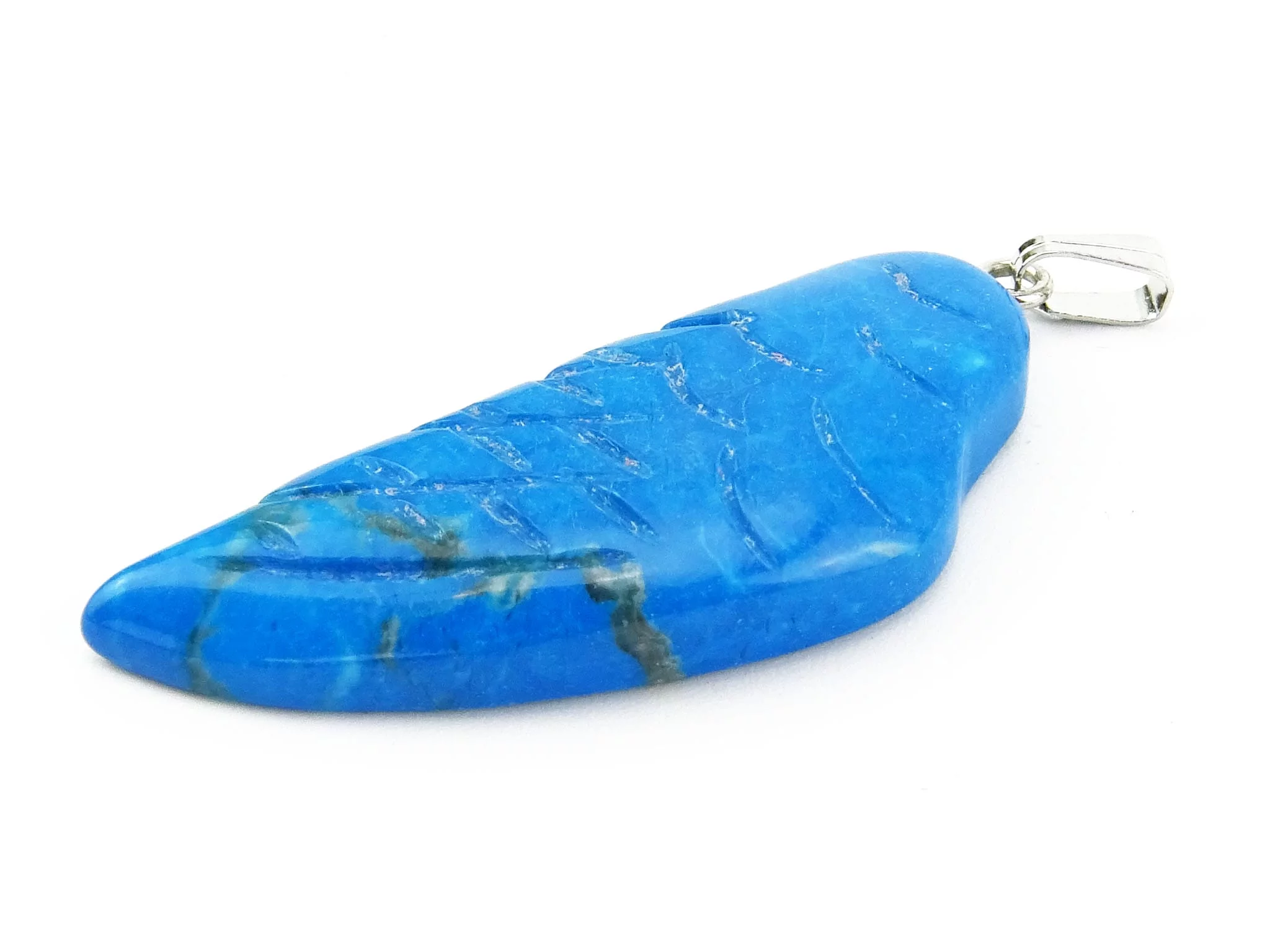 Pendentif ailes d'ange en turkénite en vue latérale rapprochée avec motif bleu-vert de la pierre et œillet
