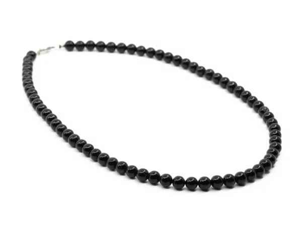 Collier en tourmaline schorl avec perles noires brillantes en vue d’ensemble ovale sur fond blanc