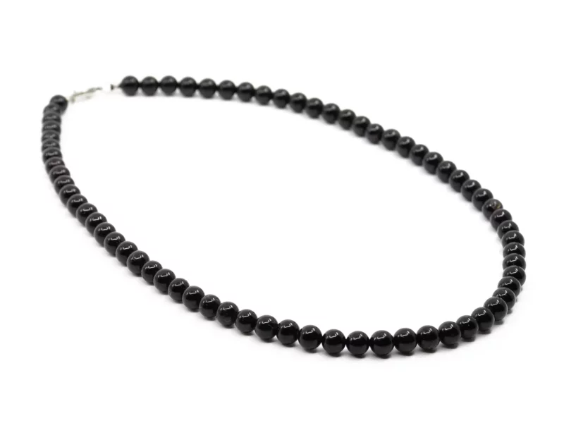 Collier en tourmaline schorl avec perles noires brillantes en vue d’ensemble ovale sur fond blanc