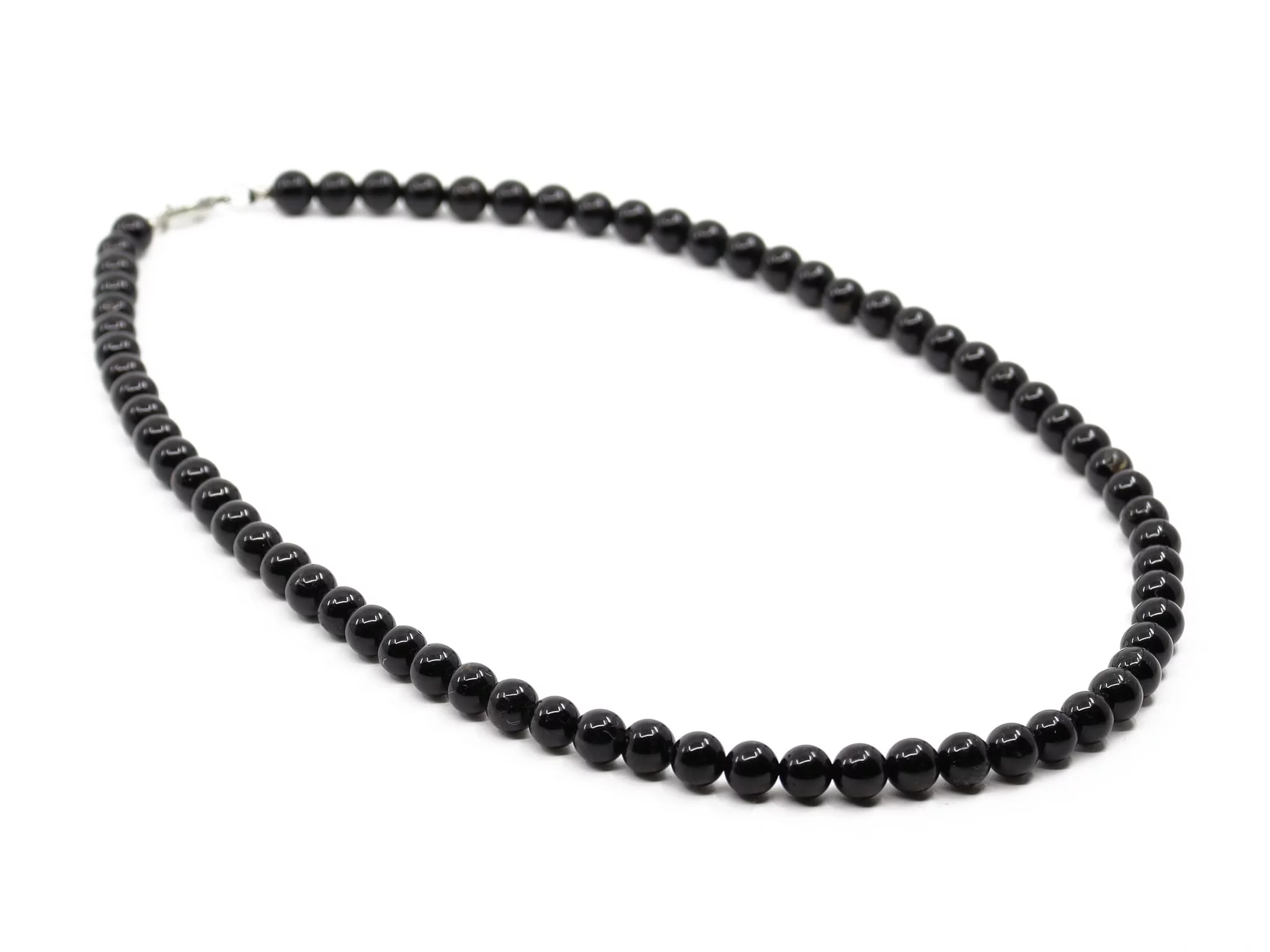 Collier en tourmaline schorl avec perles noires brillantes en vue d’ensemble ovale sur fond blanc