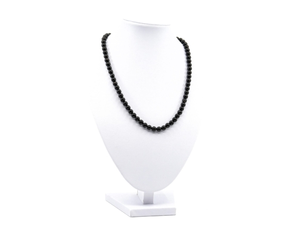 Collier en tourmaline schorl avec perles noires sur présentoir buste à bijoux blanc