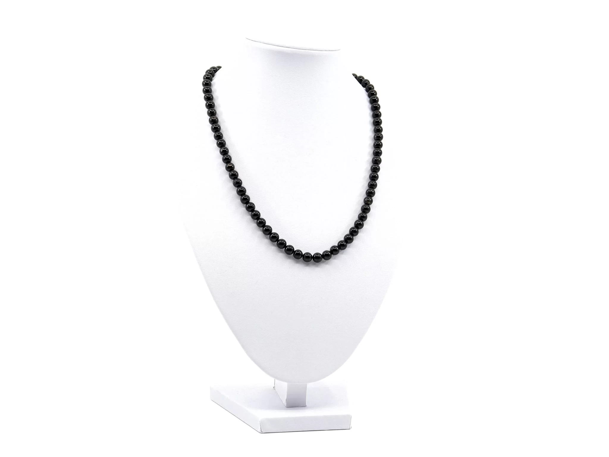Collier en tourmaline schorl avec perles noires sur présentoir buste à bijoux blanc