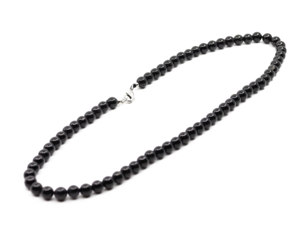 Collier en tourmaline schorl avec mousqueton argenté visible sur fond blanc