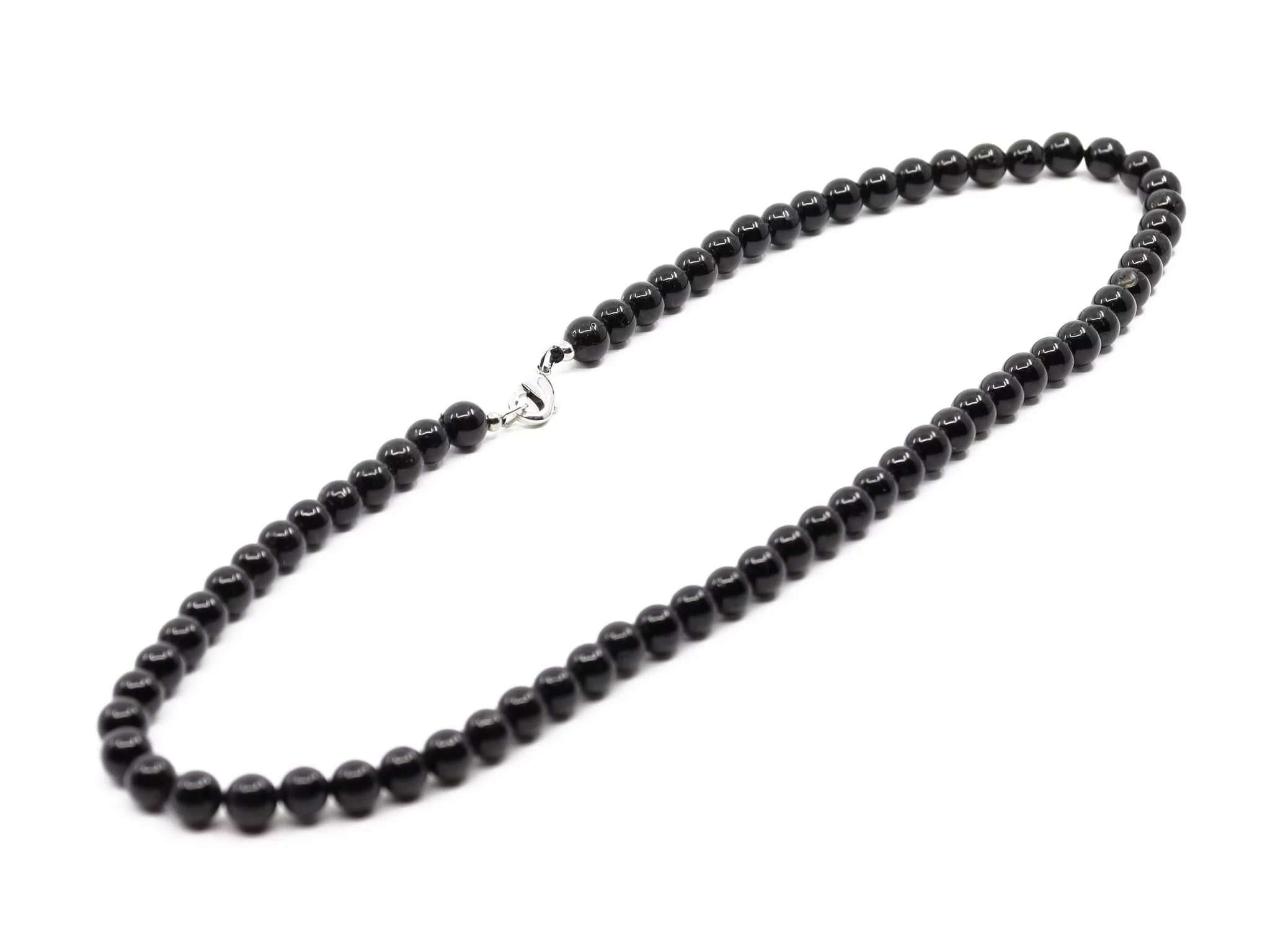 Collier en tourmaline schorl avec mousqueton argenté visible sur fond blanc