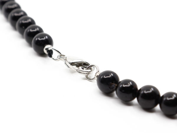 Collier en tourmaline schorl avec vue détaillée du fermoir mousqueton argenté et des perles noires