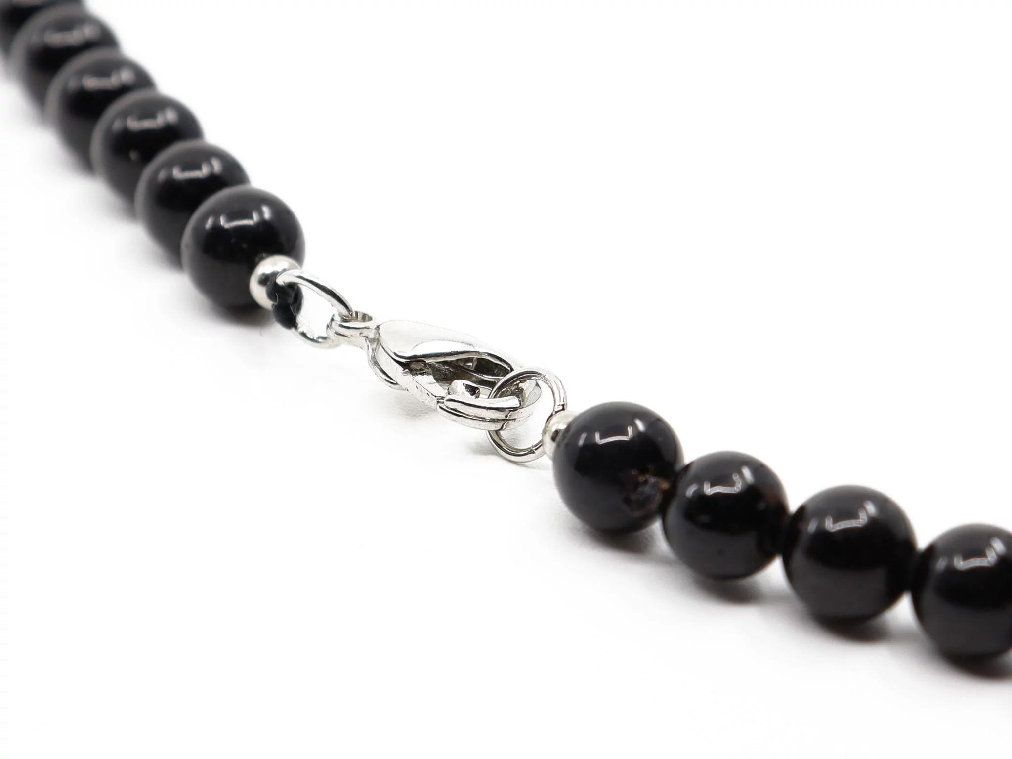Collier en tourmaline schorl avec vue détaillée du fermoir mousqueton argenté et des perles noires