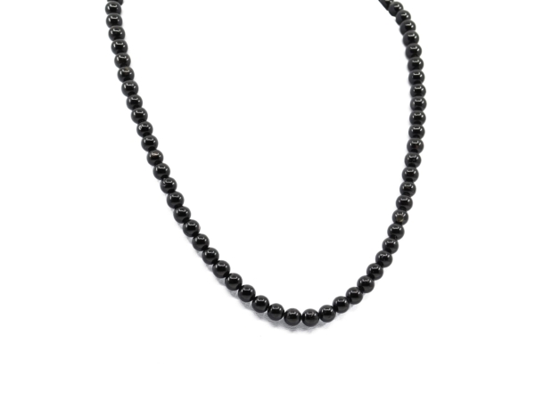 Collier en tourmaline schorl avec perles noires polies lisses en vue frontale rapprochée