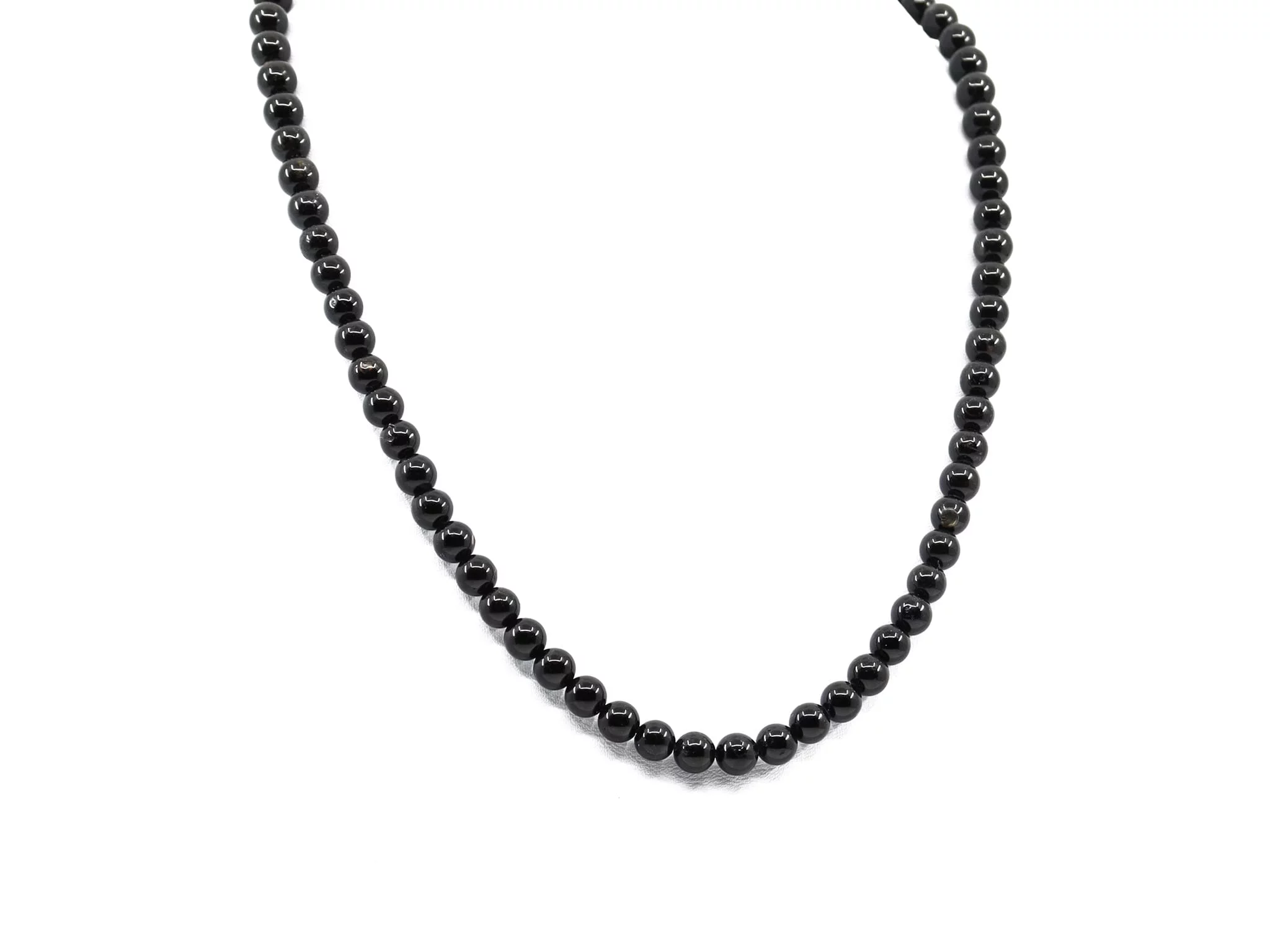 Collier en tourmaline schorl avec perles noires polies lisses en vue frontale rapprochée