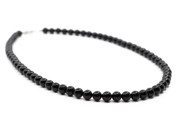Collier en tourmaline schorl avec perles noires en perspective plate sur fond blanc