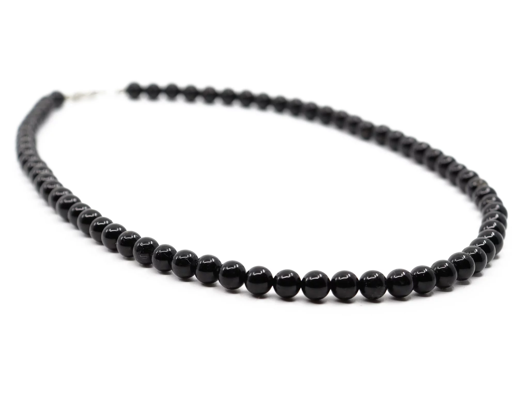 Collier en tourmaline schorl avec perles noires en perspective plate sur fond blanc