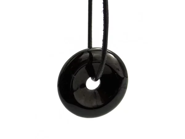 Pendentif donut en tourmaline schörl noir avec cordon noir sur fond blanc