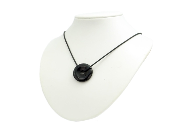 Pendentif donut en tourmaline schörl, vue portée sur collier noir sur buste