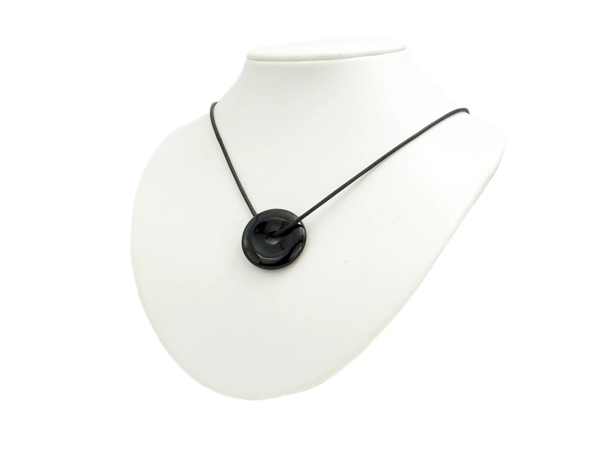Pendentif donut en tourmaline schörl, vue portée sur collier noir sur buste