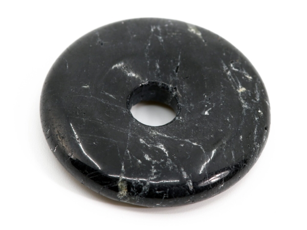 Pendentif donut en tourmaline schörl, gros plan avec surface naturelle striée