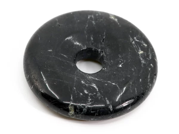 Turmalin Schörl Donut Anhänger als Nahaufnahme mit natürlicher, gefurchter Oberfläche