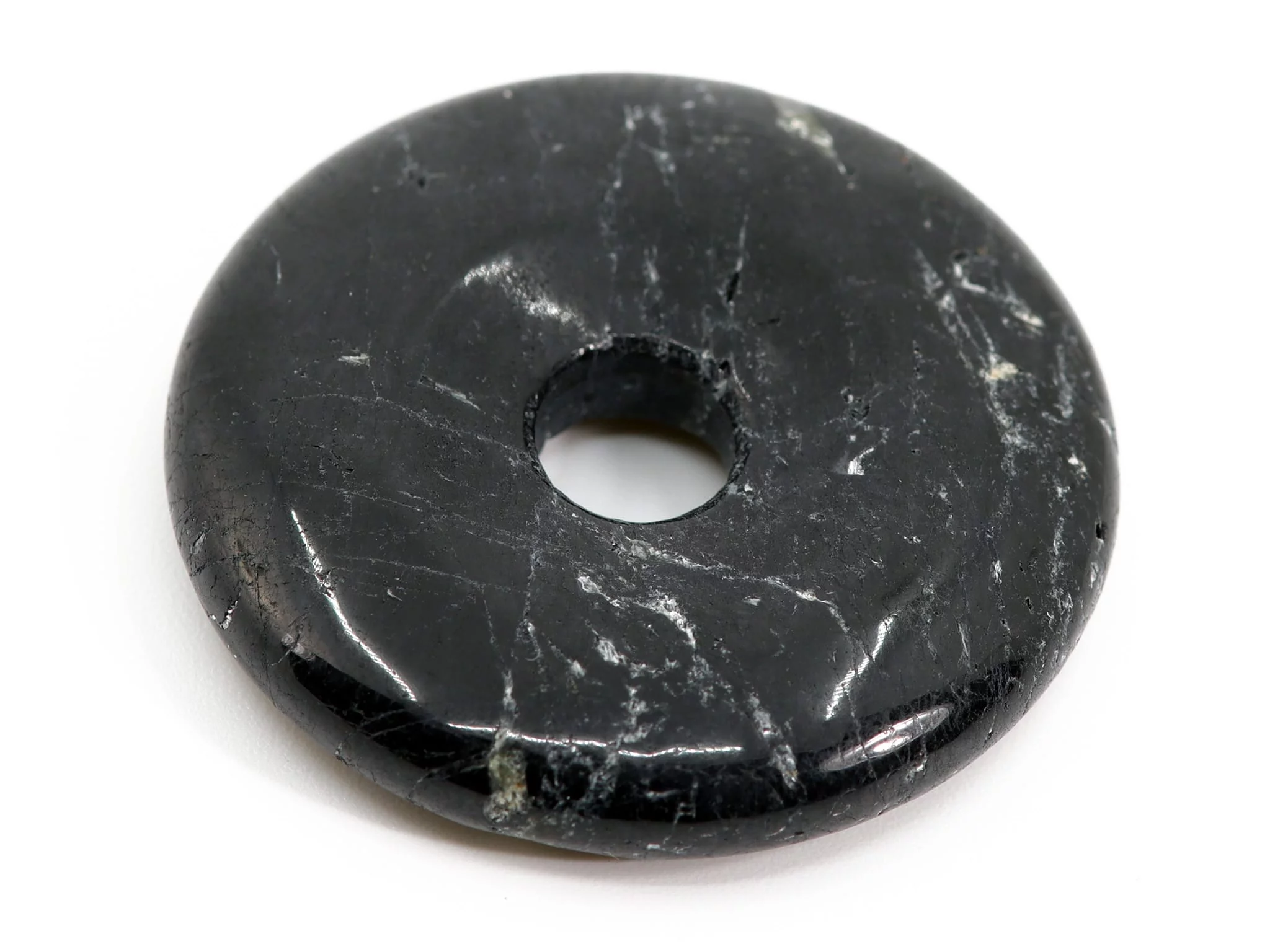 Pendentif donut en tourmaline schörl, gros plan avec surface naturelle striée