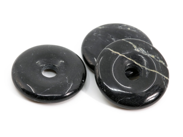 Pendentif donut en tourmaline schörl avec trois structures de pierre naturelle différentes