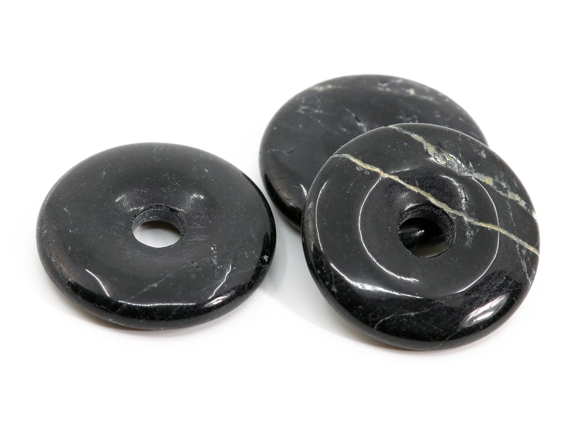 Pendentif donut en tourmaline schörl avec trois structures de pierre naturelle différentes