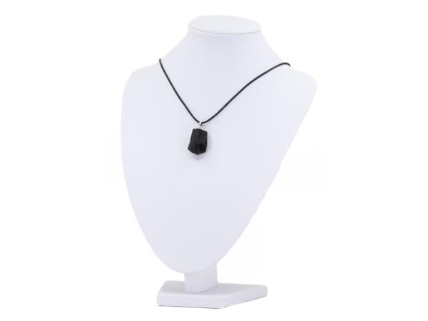 Ciondolo in tormalina nera (schörl) grezza su collana nera su busto espositore bianco
