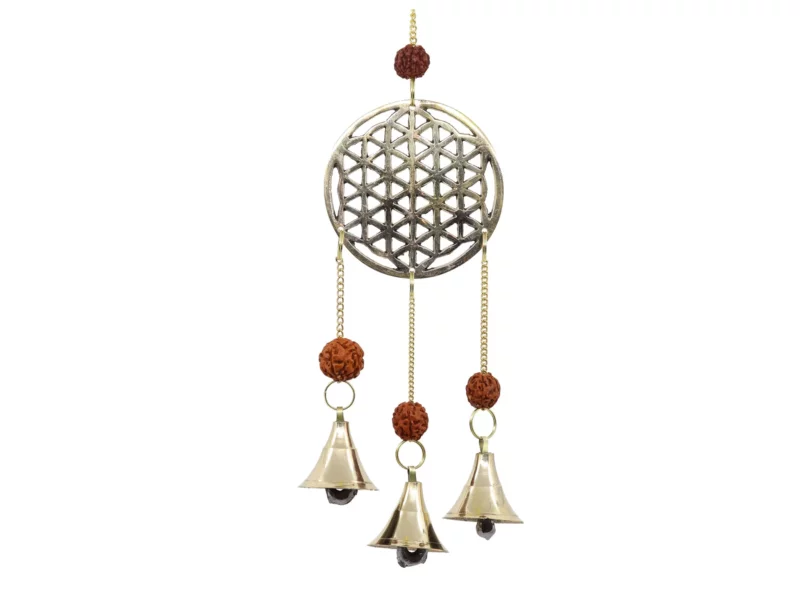 Blume des Lebens Windspiel aus Messing mit drei Glöckchen und Rudraksha-Samen vor weissem Hintergrund