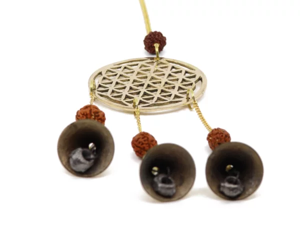 Blume des Lebens Windspiel mit Messingmotiv, Rudraksha-Samen und Unterseiten der drei Glöckchen